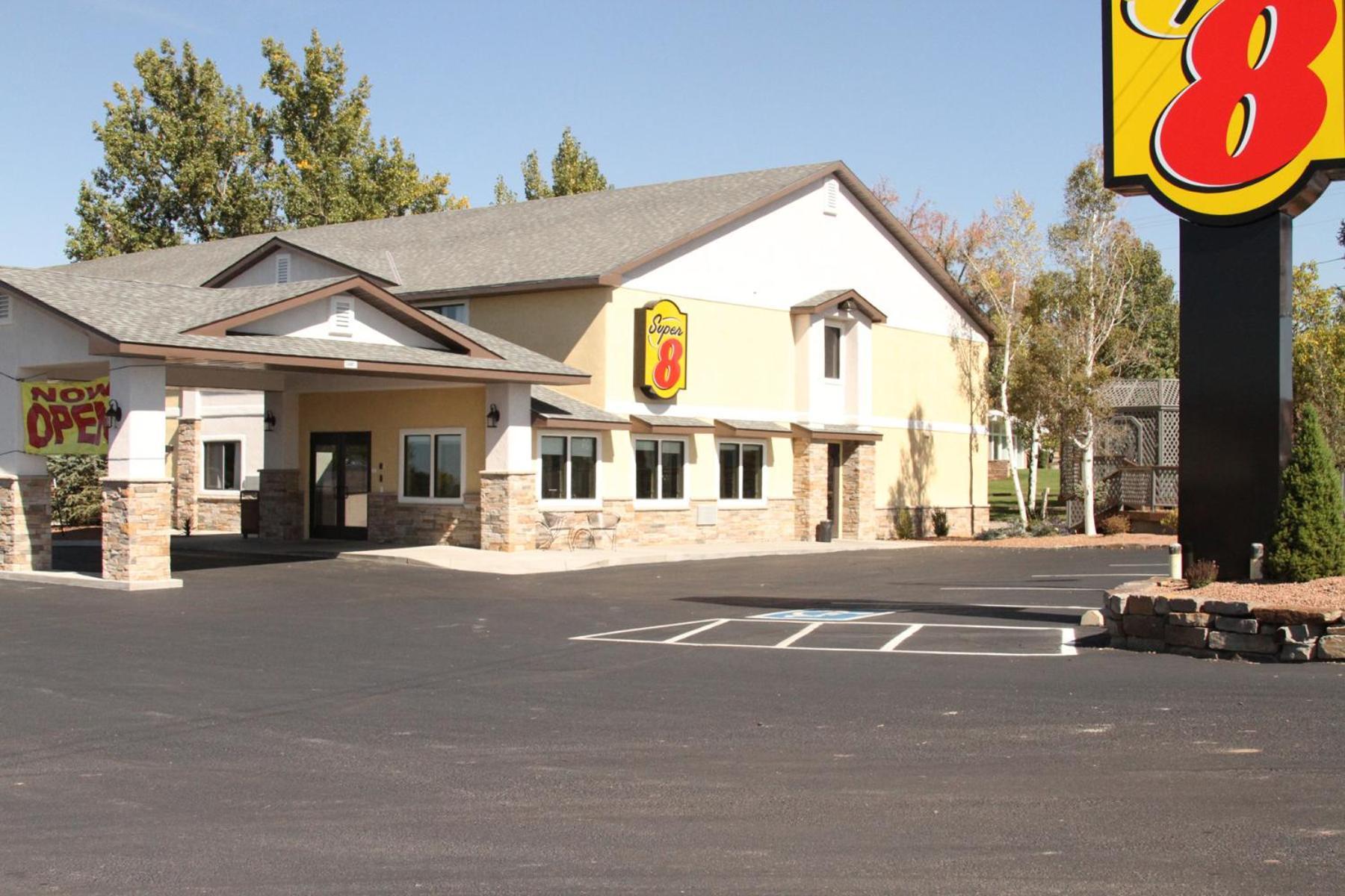 Super 8 By Wyndham Montrose Exterior foto